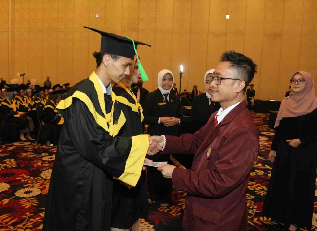 Undangan Wisuda Dan Angkat Sumpah Program Sarjana Dan Vokasi